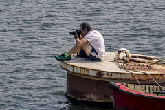 fotógrafo sobre una boya flotante