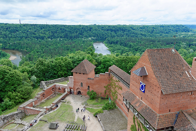 Blick vom Bergfried auf Burghof und Gauja (© Buelipix)