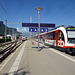 Bereit zu Weiterfahrt nach Interlaken Ost ein Regiozug der ZB, im Bahnhof Meiringen