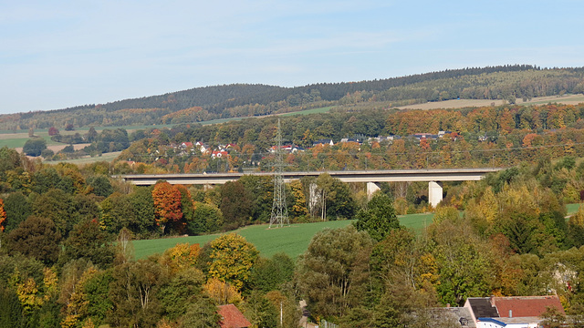 Blick zur Hetzbachtalbrücke der Strecke Dresden - Werdau