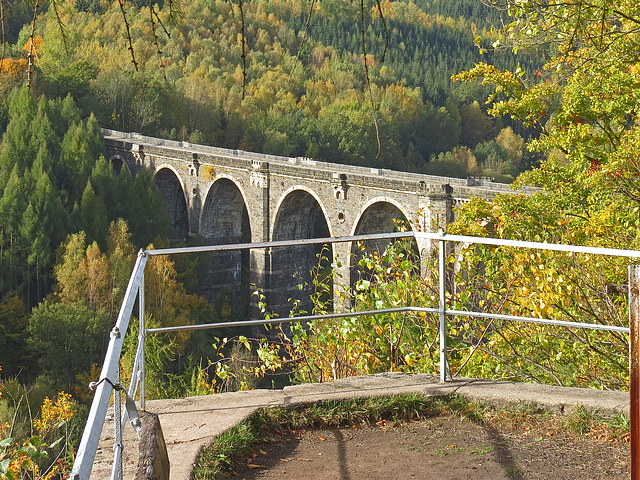 Blick von der Aussichtskanzel auf den Hetzdorfer Viadukt
