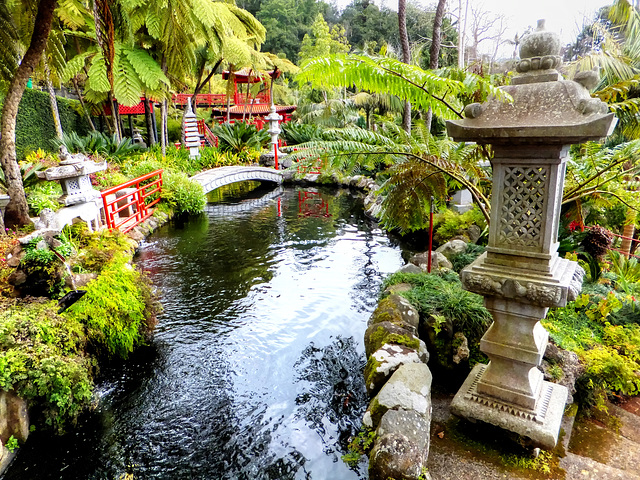 Wege und Brücken im asiatischen Wassergarten. ©UdoSm