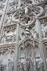 Catedral de Milán detalle de las puertas