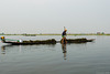 Seegras sammeln ... morgens auf dem Inle-See (© Buelipix)