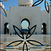 AbuDhabi : l'ingresso principale visto dalla moskea attraverso il cristallo dell'ingresso