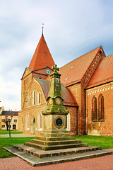 Schwaan, Kirche und Denkmal