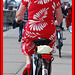 Blonde Divinité en escarpins rouges sur son vélo