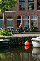 Un cycliste près d'un canal