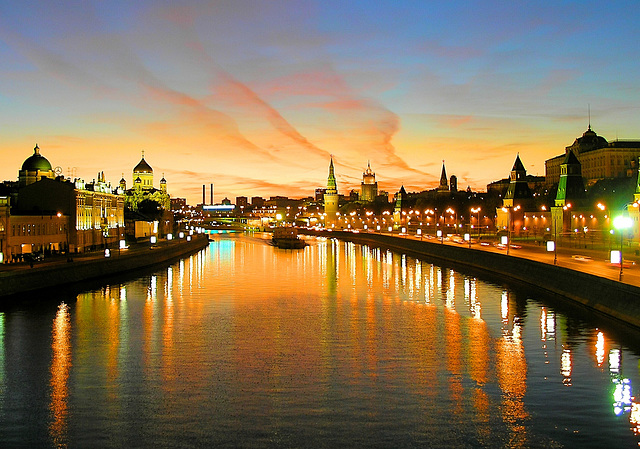 Digue du Kremlin au Crépuscule (on EXPLORE) Digue du Kremlin au Crépuscule (on EXPLORE)
