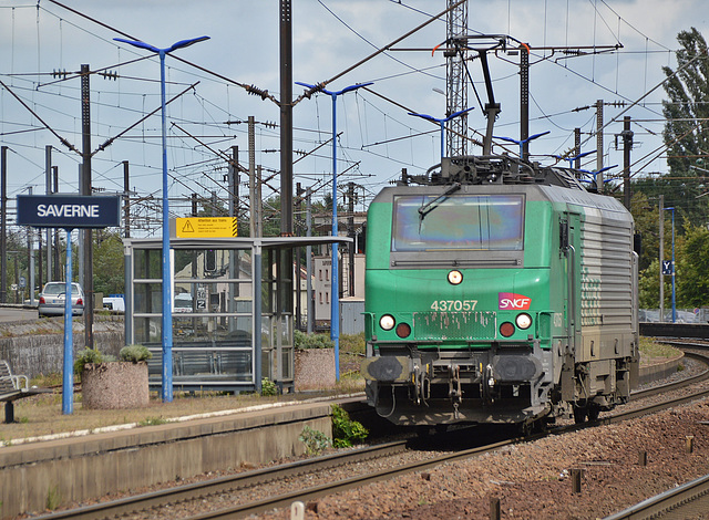 SNCF Lokomotive 437057 bei der Durchfahrt in Saverne im Elsass