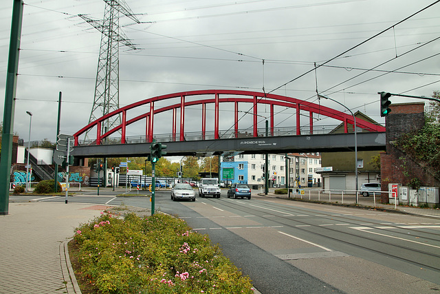 Brücke der ehem. Bahnstrecke Meerbusch-Osterath–Dortmund Süd über der Helenenstraße (Essen-Altendorf) / 24.10.2018