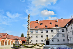 Schlosshof und Mariensäule in Oettingen in Bayern