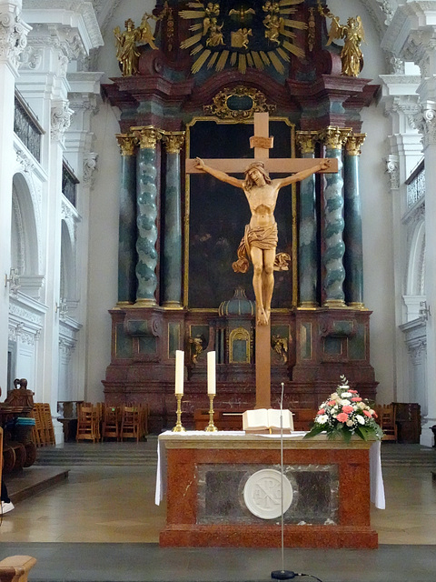 Jesuskreuz vor dem Hochaltar in der Schlosskirche Friedrichshafen