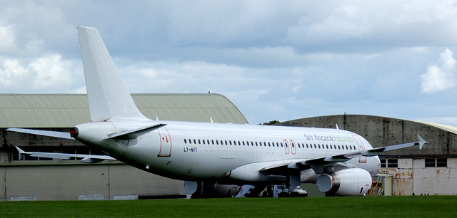 Airbus A320-232 LY-SPC (ex-Sky Angkor Airlines/ Avion Express)