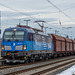 07 - Siemens-Vectron von České Dráhy Cargo bei der Durchfahrt mit einem Güterzug durch den Bahnhof Elsterwerda