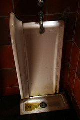 Plus d'eau pour les utilisateurs de cet urinoir dégueu , pas grave je ne suis pas venu pour me désaltérer .