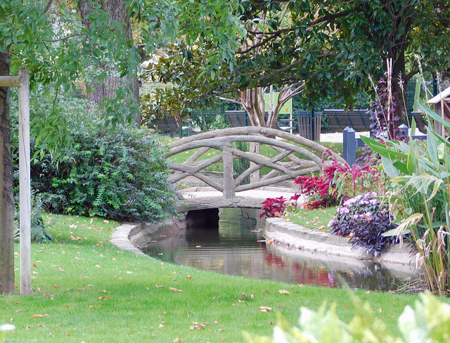 Footbridge in the Public Garden of Vienne, October 2022