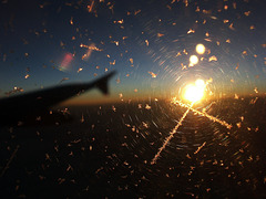 Eiskristalle am Flugzeugfenster