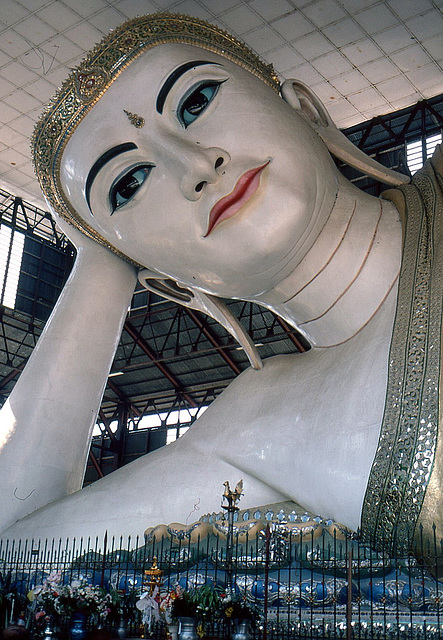Der liegende Buddha im Chaukhtatgyi-Tempel in Rangun