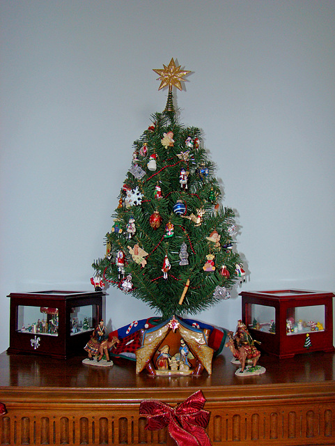 Mini tree with nativity and music boxes