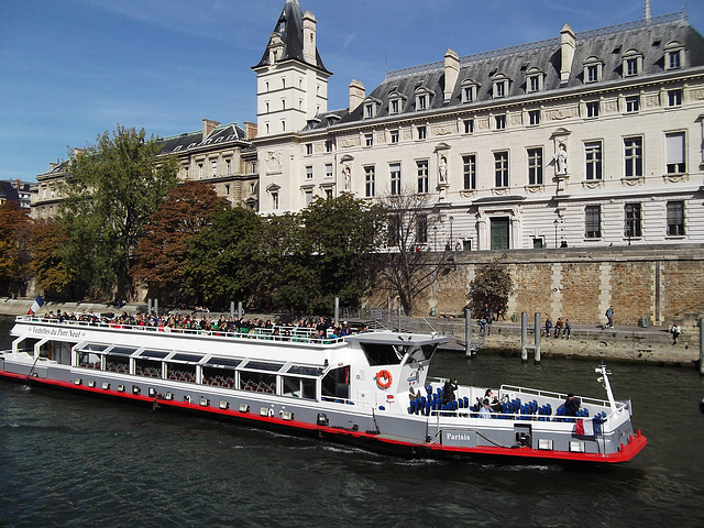À Paris : le célèbre bateau-mouche