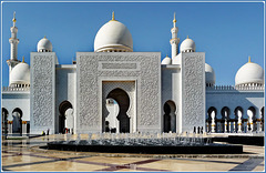 AbuDhabi : due grandi fontane zampillanti accolgono i visitatori all'ingresso principale della moskea