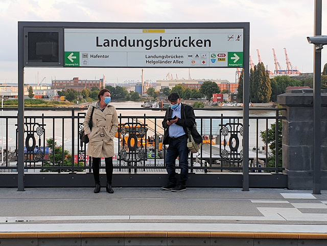 Vorbildlich an der Hochbahn-Station im Hamburger Hafen