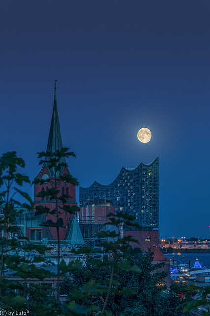 Full Moon over Hamburg's Elbphilharmonie (135°)