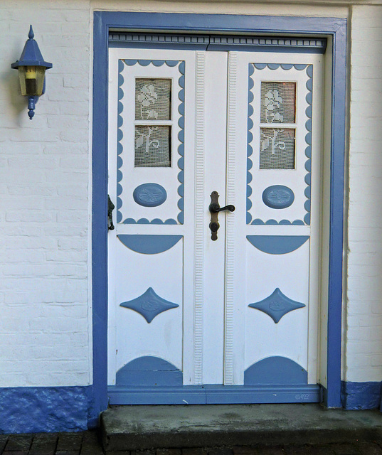Die blau-weiße Tür in Arnis