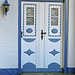 Die blau-weiße Tür in Arnis