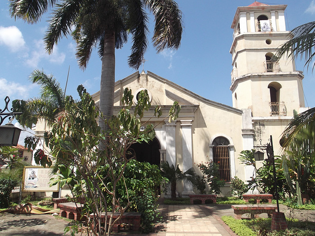 Église et cocotiers / Church amongst coconut trees