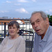Vater und Großmutter auf der Dachterasse vom Pflegeheim