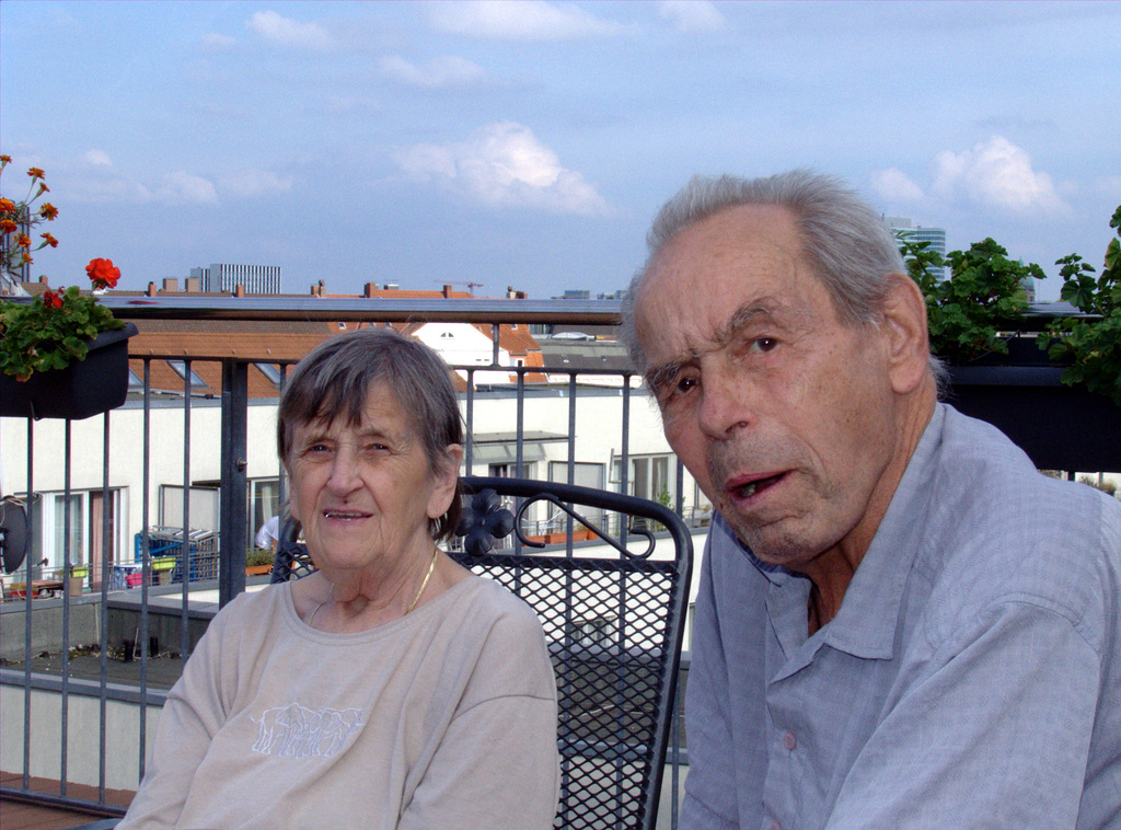 Vater und Großmutter auf der Dachterasse vom Pflegeheim