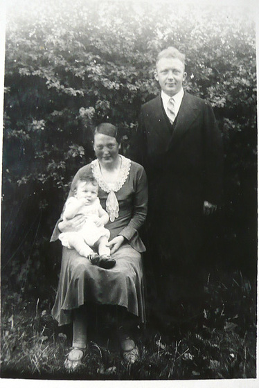 1932 Meine Eltern mit mir - miaj gepatroj kune kun mi