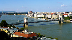 HU - Budapest - Blick auf Kettenbrücke und Parlament