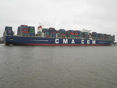 Containerriese CMA CGM JULES VERNE einlaufend Hamburg
