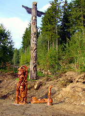 Totempfahl am Hang oberhalb der Freiberger Hütte