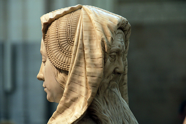 Une des 4 statues d'angle . D'un côté la Prudence et de l'autre la Sagesse de l'Ancien , figuré en double visage .