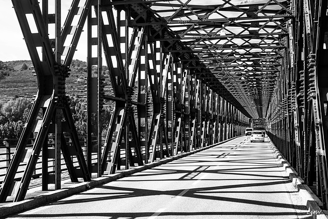 Wachau ++ Donaubrücke bei Krems