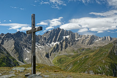 Croix qui veille sur le lac Fenêtre à 2480 m