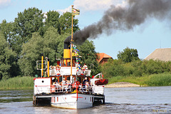 Raddampfer "Kaiser Wilhelm" wendet auf der Elbe