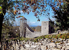 Crémieu (38) 26 octobre 2020. Forteresse médiévale sur la colline Saint Hippolyte.