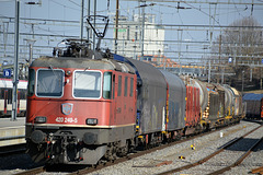 SBB Lokomotive 420 249-5, vor einem gemischten Güterzug, bereit zur Abfahrt im Bahnhof Payerne