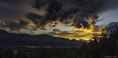 Sonnenuntergang hinter den Columbia Mountains - von Golden aus gesehen ... pls. press "z" for view on black background (© Buelipix)