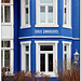 Blaues Haus mit Zaun