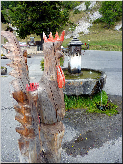 Nevache : scultura e fontana