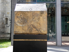 Papst-BenediktXVI-Denkmal vor der Schottenkirche