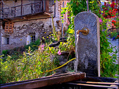 Sauze d'Oulx : una antica fontana nel paese vecchio