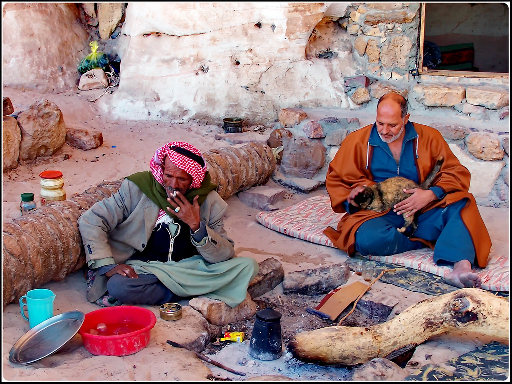 Così viv0n0 i beduini del Sinai...stuoie e fumo....il fuoco se fa freddo...il buco nella roccia se fa caldo...un dromedario fa parte della famiglia a dare il buon esempio : stare calmi, mangiare niente, bere poco