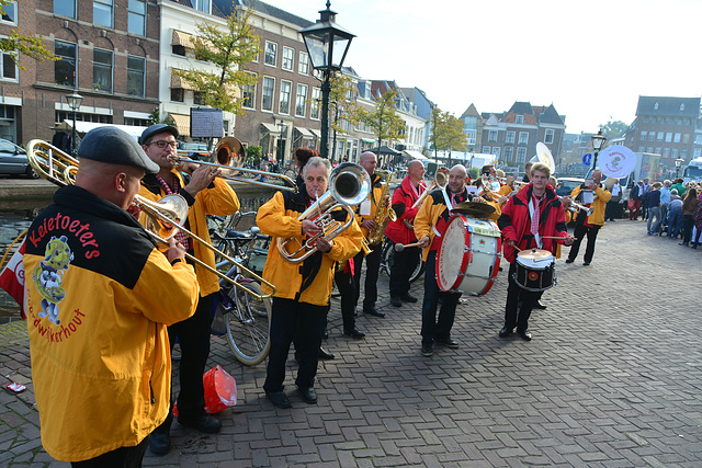 Leidens Ontzet 2015 – Playing music for the waiting people